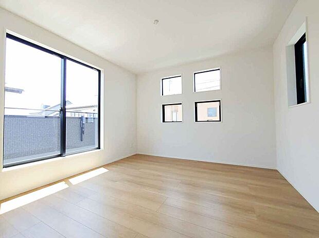 【リビング以外の居室】心地良い風を感じられる全居室2面採光!風通しがよく効果的に空気の入れ替えができます。