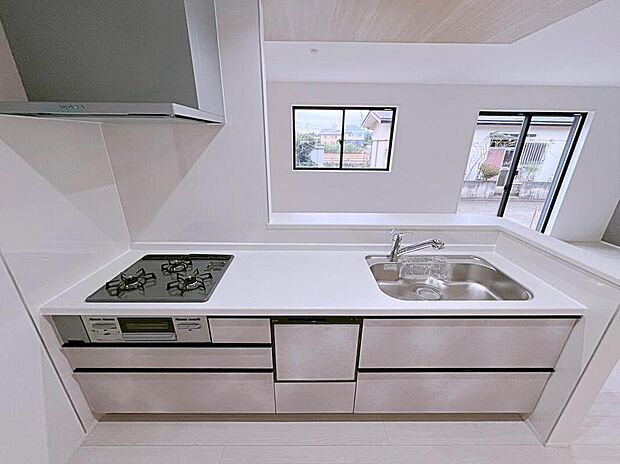 【キッチン】人気のある対面式キッチン♪お料理をしながら「今日どんなことがあったの？」も楽しみの一つです♪後片付けもラクラクな食洗機付。環境にも手にも優しいですね。