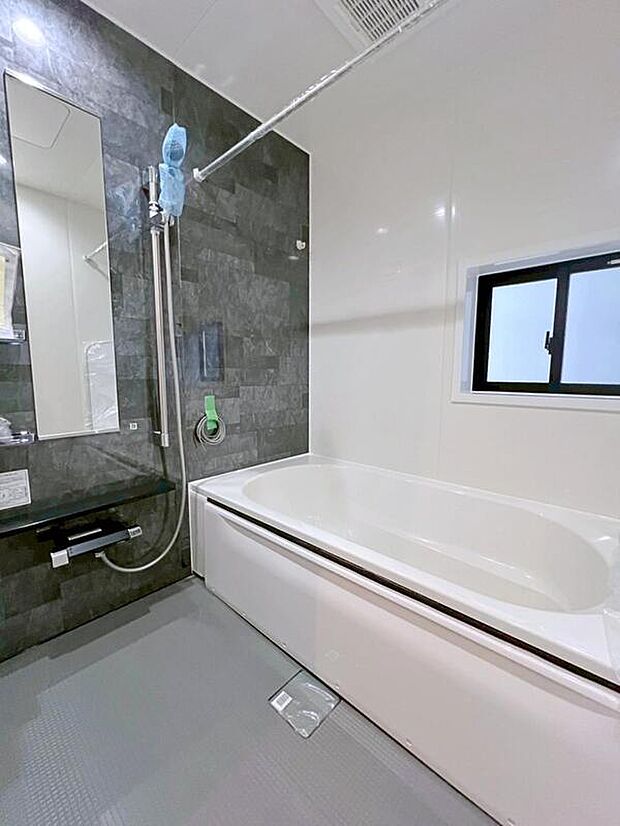 【浴室】窓付きのバスルーム。陽射し差し込む明るい環境は、日中の入浴も気持ち良くお使い頂けそうです。