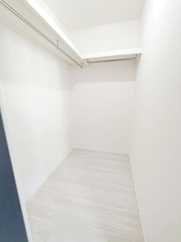 【☆Walk in Closet☆】収納力豊富なウォークインクローゼットを設置。洋服や小物類など、目的に応じてすっきり美しい収納を実現します。
