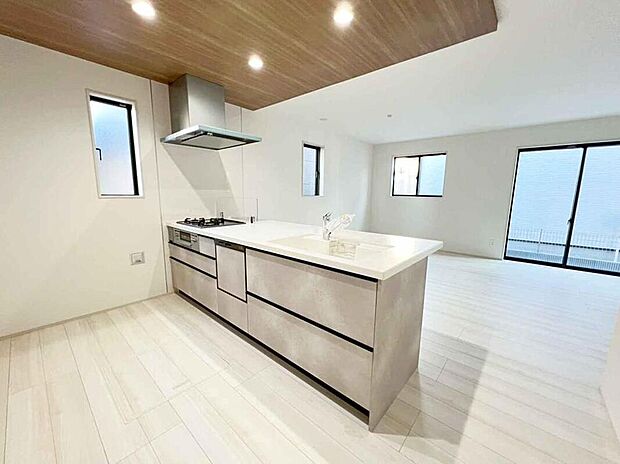 【☆Kitchen☆】明るく開放感のあるリビング。対面式キッチンは、いつでもご家族を感じられる空間。
折下天井があることでスタイリッシュな雰囲気を生み出してくれるのもポイントです♪