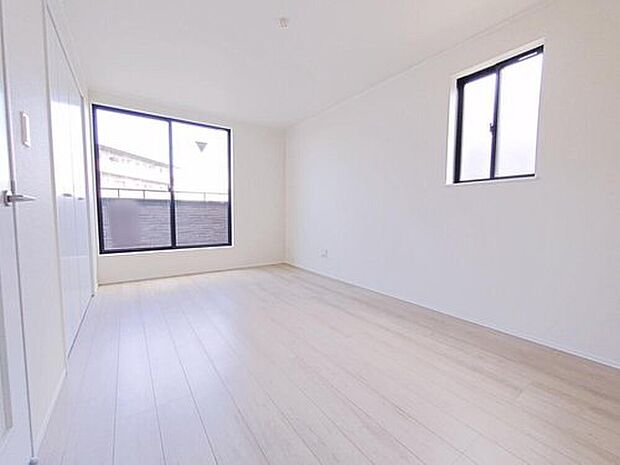 【☆Room☆】3階7.5帖の洋室は広々としています。ベッド、デスク、収納を置いても圧迫感がありません!家具の配置に自由度があり、ライフスタイルに合わせたレイアウトが可能です♪