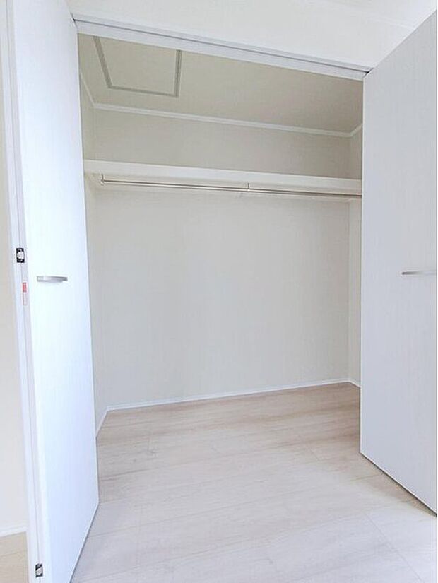 【☆Storage☆】大人が立って入る事ができる広々クローゼット。コートやワンピースはもちろん、ゴルフバッグ等大きな物も楽々収納できます。収納も多く住みやすい邸宅です♪