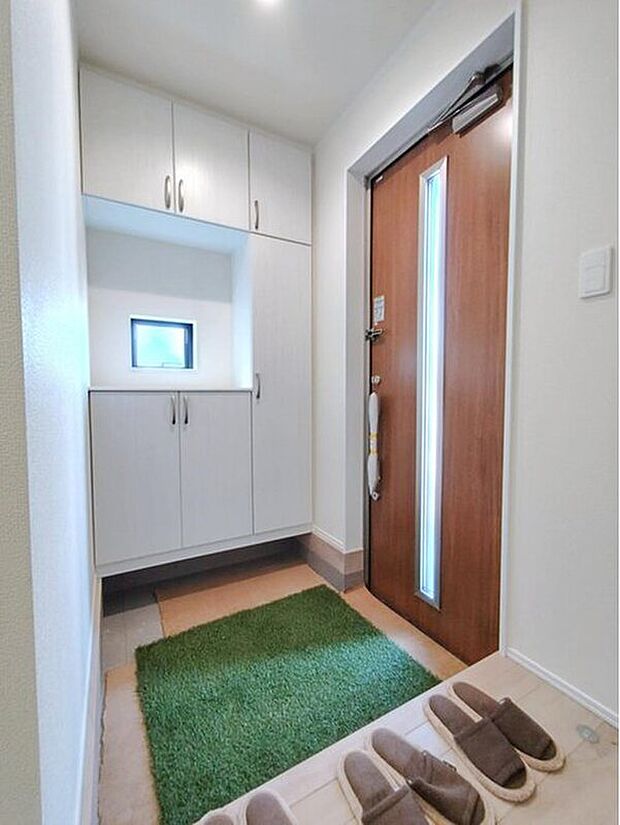 【☆Entrance☆】開放感のある玄関ホール。温もり感じるフローリング仕様ですので、ご家族やお客様を温かく迎えてくれます。ウッドテイストの玄関ドアがお洒落です。