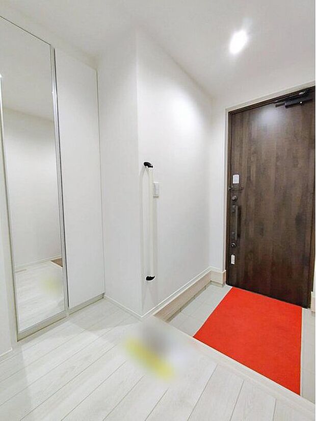 【玄関】訪れる人を優しく迎える、スタイリッシュな玄関。ウッドテイストの玄関ドアがお洒落です。