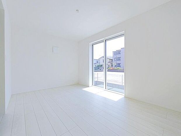 【リビング以外の居室】明るめのフローリングですので、壁紙ともマッチし、お部屋を更に広く見せてくれる効果も。収納も完備しているので、お部屋は美しい空間を保てますね！