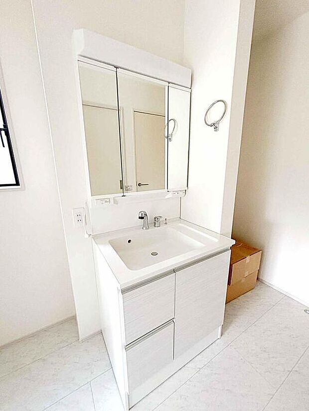 【洗面所】白を基調とした爽やかなサニタリースペース。清潔感のある快適空間です。毎日の身支度も気持ち良くお使い頂けます。
リネン庫のスペースもあり、すっきりとお使いいただけます♪