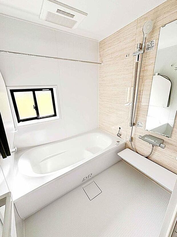 【浴室】窓付きのバスルーム。陽射し差し込む明るい環境は、日中の入浴も気持ち良くお使い頂けそうです。