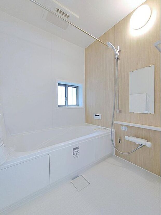 【☆Bathroom☆】浴室換気乾燥機を完備したバスルーム。雨の日の洗濯も安心で、カビ対策にも効果的。いつでも快適に使える清潔な空間が、毎日のバスタイムを心地よく支えます。