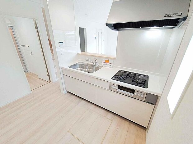 【☆Kitchen☆】毎日のお料理がスムーズになる、機能的なシステムキッチンを完備しています。