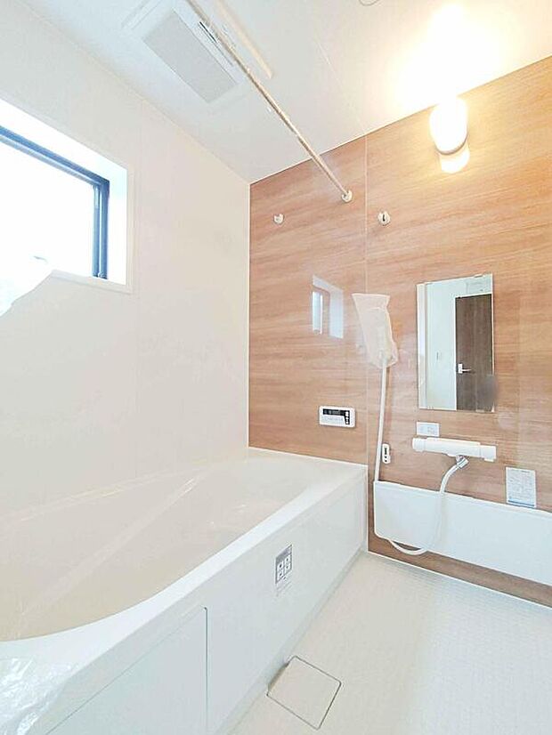 【浴室】一日の疲れを洗い流せるような憩いのバスルーム。窓付きなので、採光もあり明るく気持ちの良い空間です。窓があることで、換気環境も良好。掃除もスムーズに出来ます。