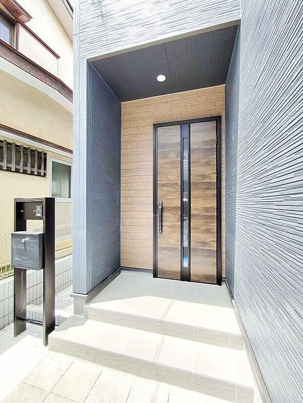 【玄関】玄関ポーチには屋根がついているので雨などでも玄関前で濡れずにお出かけ準備が出来ます。