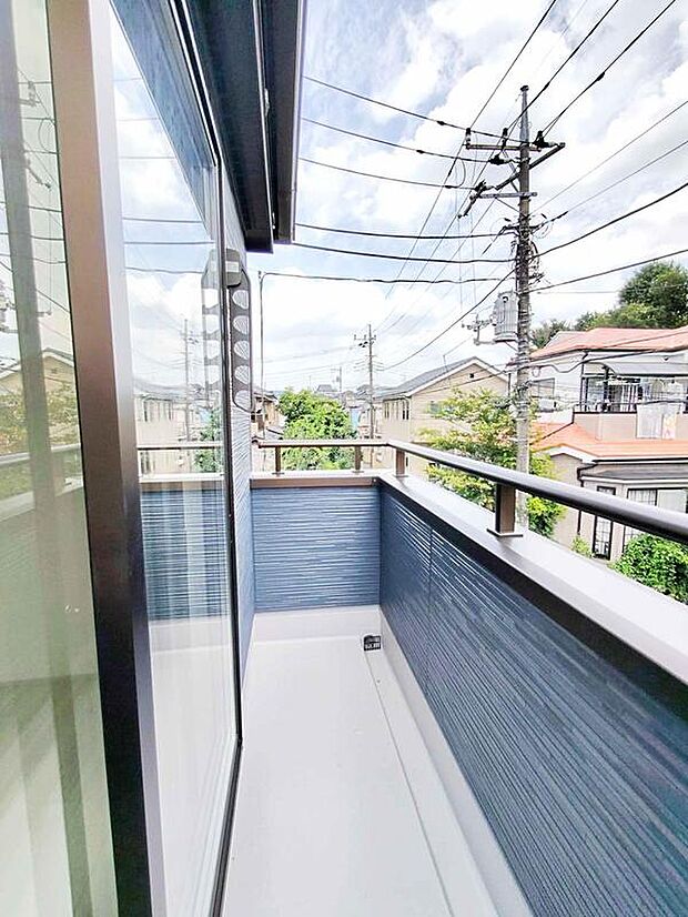 【バルコニー】南側に配されたルーフバルコニーは、広々。暖かい陽光たっぷり降りそそぎ、洗濯や布団干しも快適です。