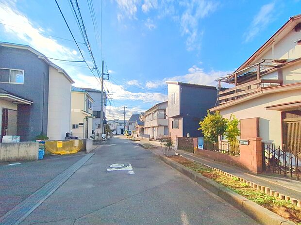 【前面道路の様子】１６帖のLDKを含むゆとりの住まい♪
周囲には高い建物もなく。空からの光が全体に行き渡る街。