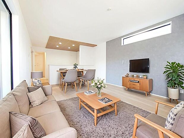 【リビングルーム】自然光がたっぷり室内に降り注ぎ、居心地のよいリビング。ご家族の楽しい笑い声が聞こえてきそうです。
※家具をCGで加工しています。家具付き販売ではございません。