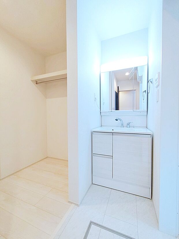 【☆Washstand☆】
白を基調とした爽やかなサニタリースペース。清潔感のある快適空間です。毎日の身支度も気持ち良くお使い頂けます。