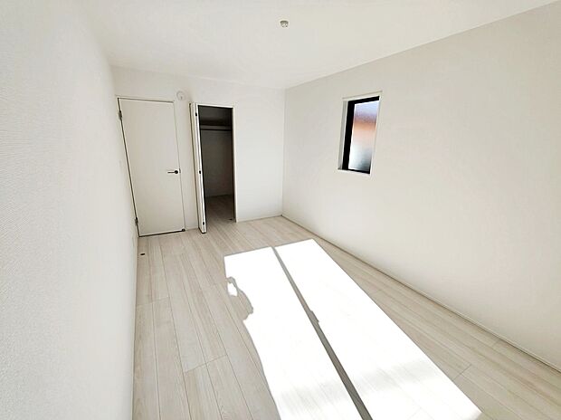 【居室】充分な広さの収納を備え、採光良好な洋室は、快適空間。プライベートの時間もゆったりお寛ぎ頂けそうです。