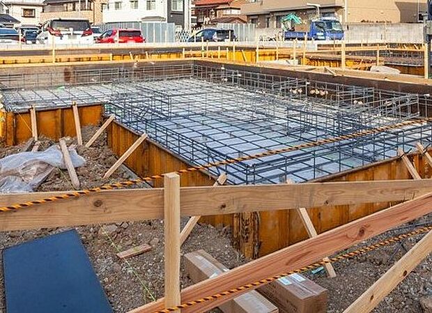 【足元を支えるベタ基礎】立ち上がりと底面全体が一体の鉄筋コンクリート造(仕上がり幅150mm・底盤厚150mm)。「不同沈下」や「地面からの湿気」に対する有効な措置と言えます。また、基礎と土台とをつなぐアンカーボルトは、大きな地震などにより建物が基礎から外れたり持ち上げられたりしないための役割があります。