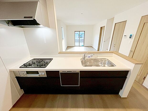 【☆Kitchen☆】人工大理石トップ仕様の高級感のあるシステムキッチン。食洗機や浄水器、ハンドシャワーなど、高機能付きです。サポート力◎で、家事も快適スムーズに出来そうです。