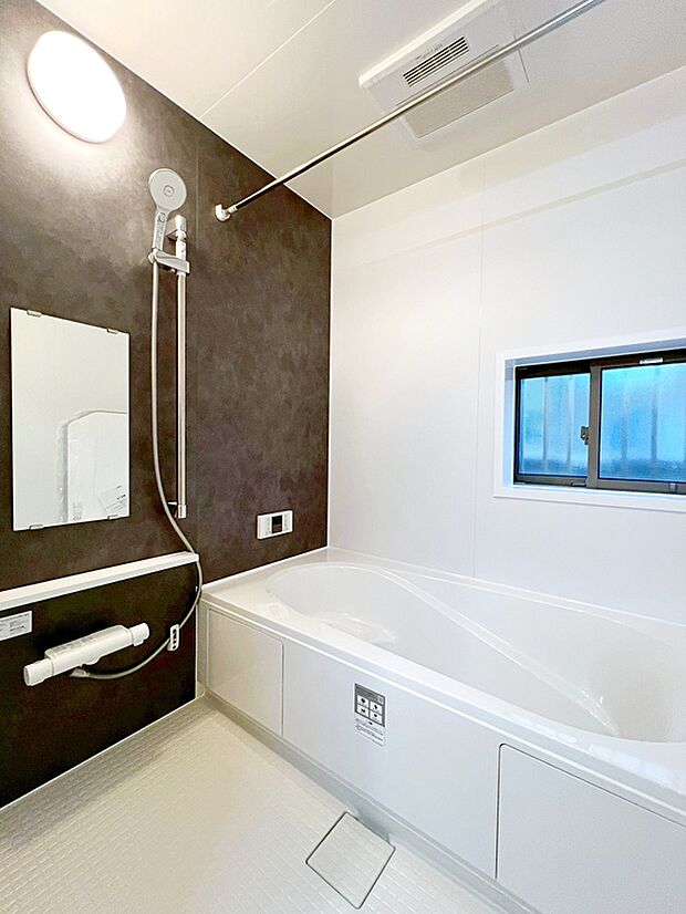 【☆Bathroom☆】窓付きのバスルームは、採光もあり明るく気持ちの良い空間です。窓があることで、換気環境も良好。掃除もスムーズに出来ます。