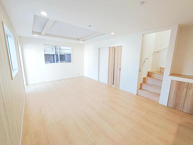 【リビング】家族のコミュニケーションを重視した対面式キッチン・リビングイン階段プランです。