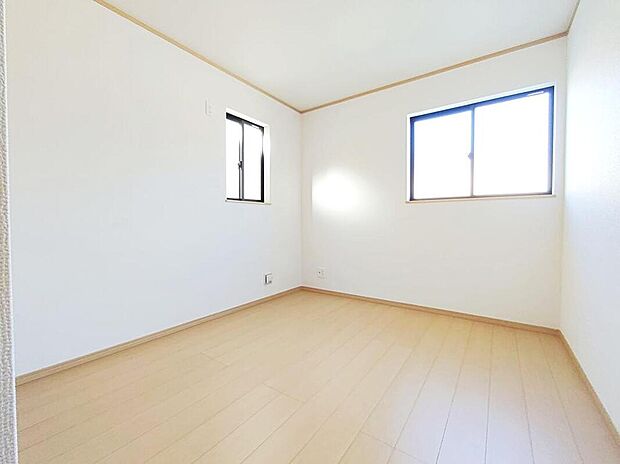 【リビング以外の居室】どんなインテリアにもマッチしそうな、明るいお部屋です。