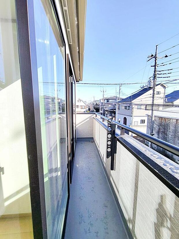 【バルコニー】建物前は遮るものがなく、開放感のあるバルコニーです。
