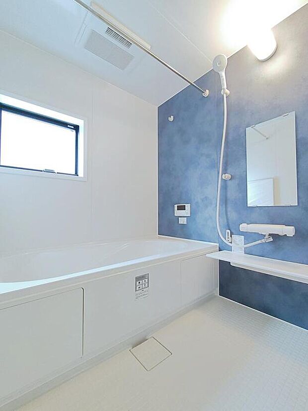 【浴室】一日の疲れを洗い流せるような憩いのバスルーム。窓付きなので、採光もあり明るく気持ちの良い空間です。窓があることで、換気環境も良好。掃除もスムーズに出来ます。