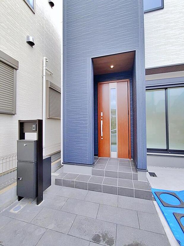 【玄関】宅配ボックスも完備しているので宅配便の受け取りを気にする煩わしさがありません。荷物を最短で受け取ることができるのも魅力です♪