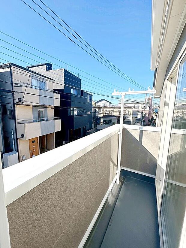 【バルコニー】晴れた日にはたっぷりのお洗濯ものを干すことができます。