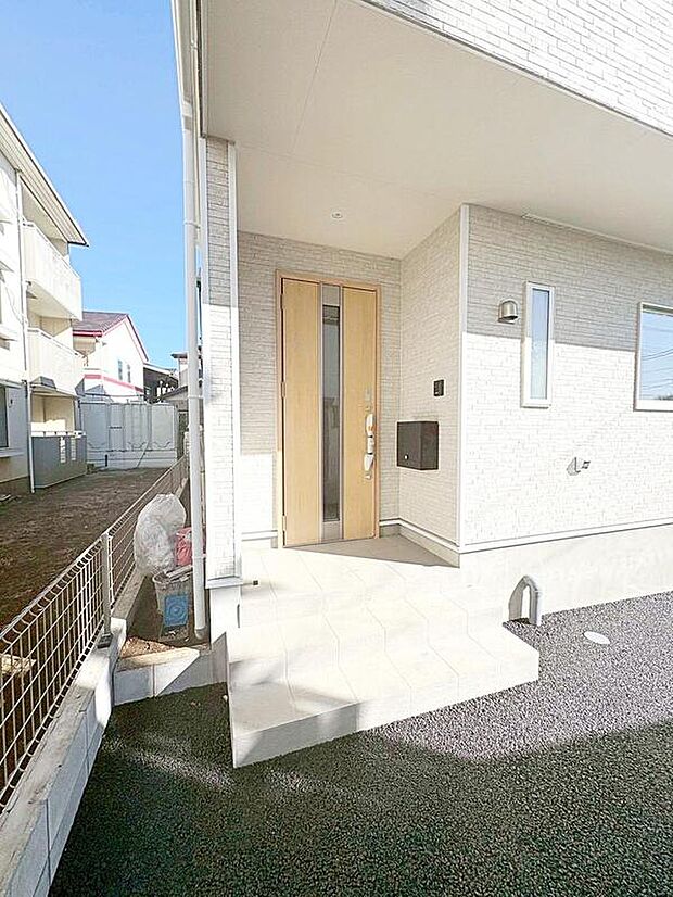 【玄関】玄関ポーチには屋根がついているので雨などでも玄関前で濡れずにお出かけ準備が出来ます。