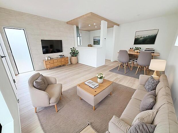 【☆Livingroom☆】自然光がたっぷり室内に降り注ぎ、居心地のよいリビング。ご家族の楽しい笑い声が聞こえてきそうです。
※家具をCGで加工しています。家具付き販売ではございません。