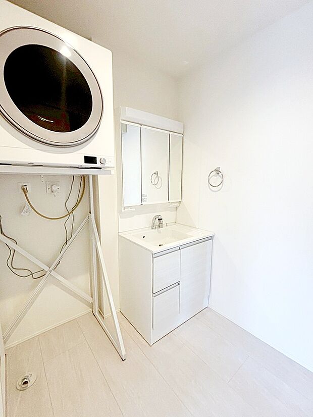 【☆Sanitary room☆】
サニタリースペースも充実の設備。ガス衣類乾燥機乾くんを採用しておりますので、梅雨の時期のお洗濯ものをカラッと乾燥できます♪