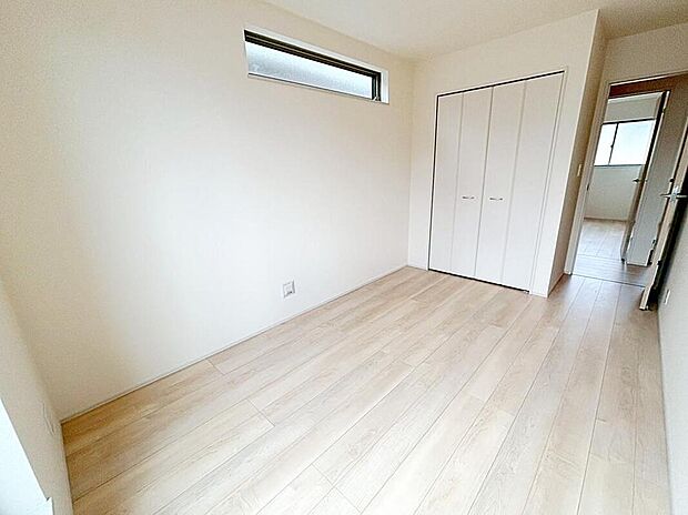 【リビング以外の居室】充分な広さの収納を備え、採光良好な洋室は、快適空間。プライベートの時間もゆったりお寛ぎ頂けそうです。