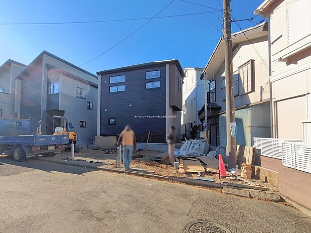 【現地外観写真】周辺には緑豊かな場所が多く、穏やかな時が流れる落ち着いた住環境です。
ゆとりの広さを誇る魅力あふれる邸宅です。
省エネ性能ラベル取得！