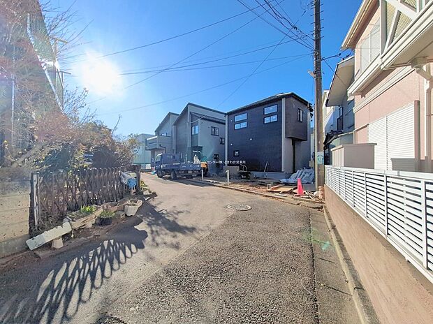 【前面道路含む現地写真】カースペース並列２台可能です。
平日・お仕事帰りなど、いつでもご案内いたします！お気軽にお問い合わせ下さい。