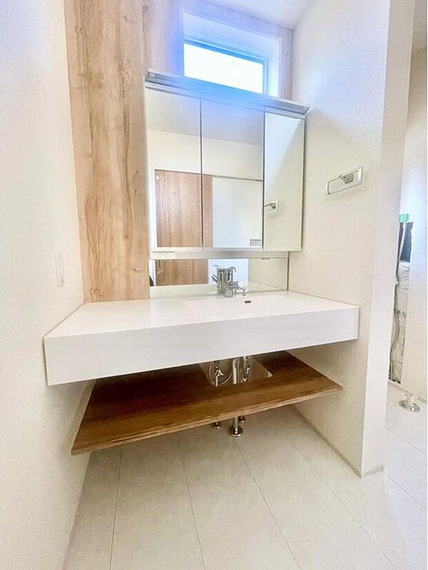 【洗面台・洗面所】おしゃれなオープンサニタリー♪
女性にはうれしい３面鏡化粧台付きです。鏡の裏が収納になっている機能的なタイプです。