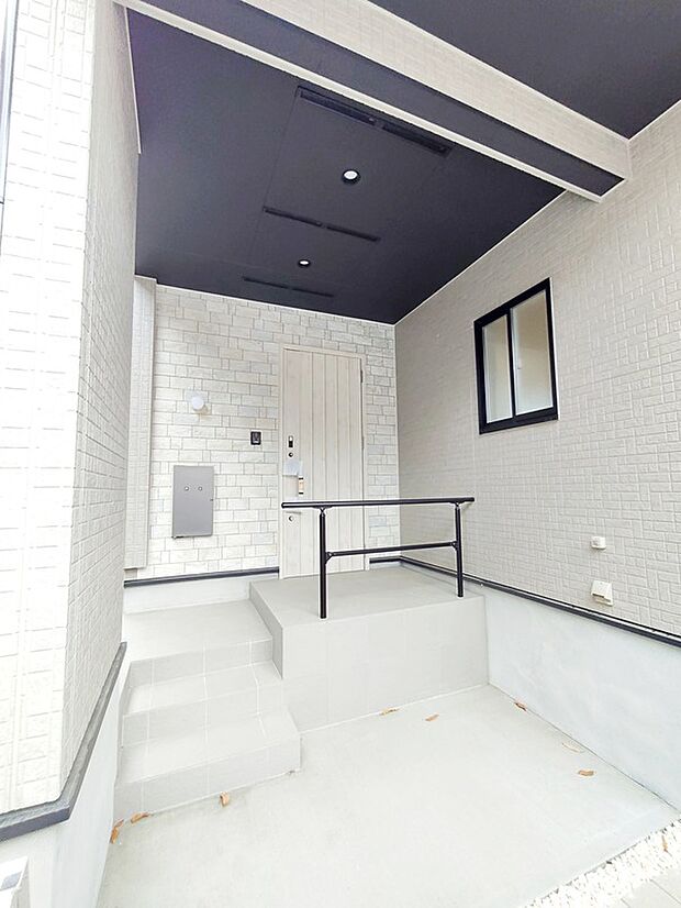 【☆Poach☆】玄関ポーチには屋根がついているので雨などでも玄関前で濡れずにお出かけ準備が出来ます。
立地条件を活かして車庫の一部をビルトインに。車の乗り降りに便利です。