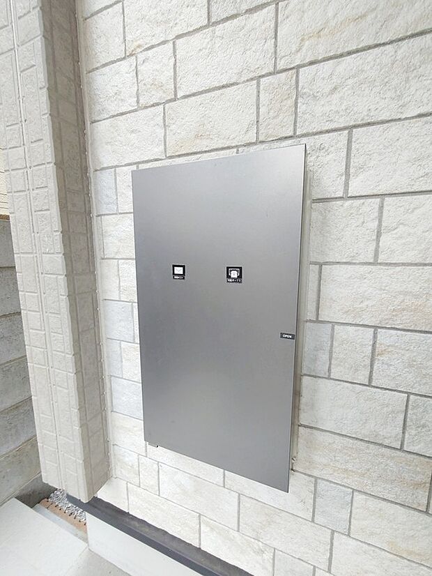 【☆メールボックス＆宅配ボックス☆】戸建用の宅配ボックスを設置。通販でのお買い物などお荷物が届く予定があっても時間を気にせず外出できるので大変便利です。