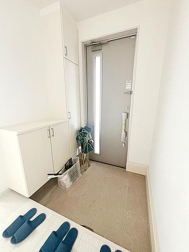 【玄関】開放感のある玄関ホール。温もり感じるフローリング仕様ですので、ご家族やお客様を温かく迎えてくれます。