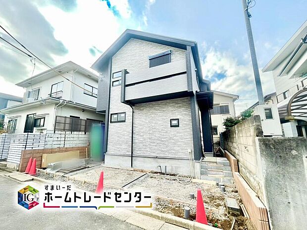 【現地外観写真】周辺には緑豊かな場所が多く、穏やかな時が流れる落ち着いた住環境の低層住宅地です。
ゆとりの広さを誇る魅力あふれる邸宅です。
省エネ性能ラベル取得！