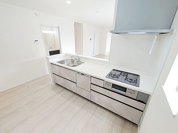 【☆Kitchen☆】
人工大理石トップのシステムキッチン。見栄えもよくお手入れもスムーズに出来ます。