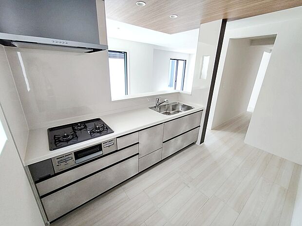 【☆Kitchen☆】人工大理石トップ仕様の高級感のあるシステムキッチン。浄水器、ハンドシャワーなど、高機能付きです。サポート力◎で、家事も快適スムーズに出来そうです。