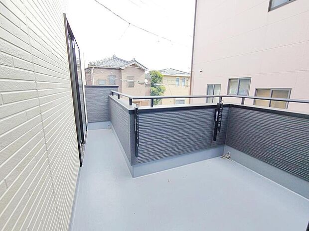 【バルコニー】ひろびろ南側のバルコニー♪奥行もありますのでお洗濯ものもたくさん干せます♪