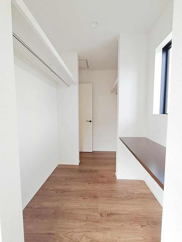 【☆Walk in Closet☆】お部屋からもホールからも出入りできるウォークインクローゼットは、カウンター付きです♪書斎や、趣味のスペースなどご自由にお使いいただけます♪