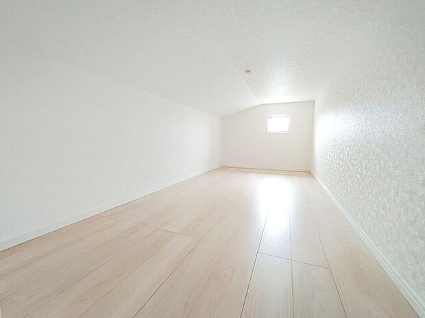 【☆attic storage☆】小屋裏収納は驚くほどの収納力!!備え付けの階段で昇降できるので、大型な荷物も収納ラクラク♪例えば「五月人形」や、暖房器具など季節ものもここに♪