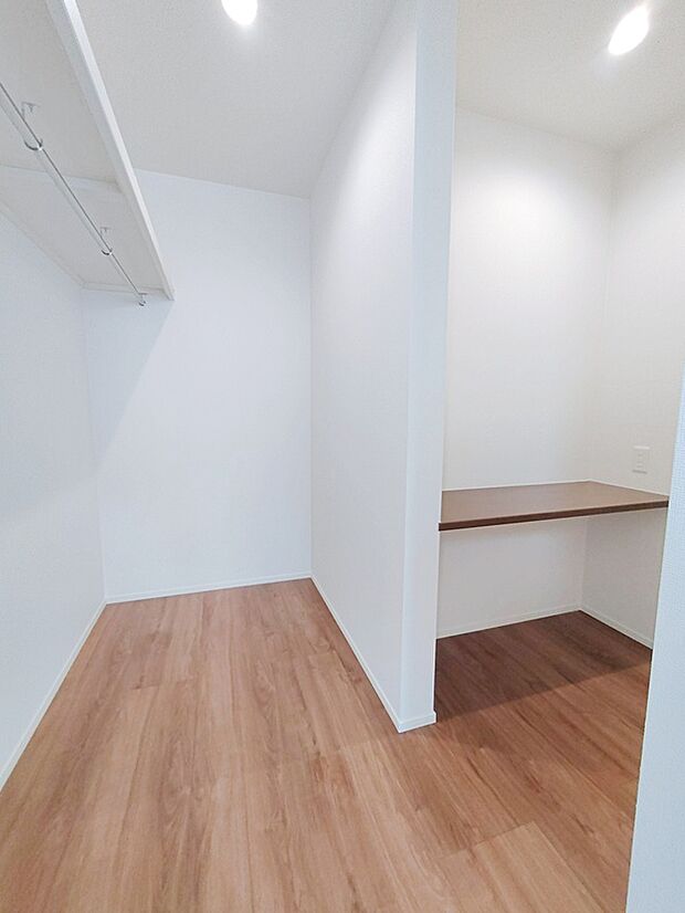 【☆Walk in Closet☆】
お子様との思い出もたっぷりしまえるウォークインクローゼット。衣類だけでなく、鞄などの小物からスーツケースやレジャー用品などの大きな物までたっぷり収納出来ます。