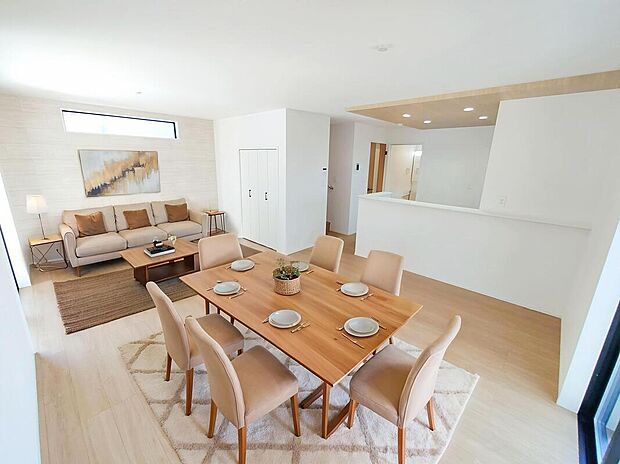 【☆Livingroom☆】採光良好なリビングは、ご家族の憩いの空間。居心地の良い快適な安らぎの場所にもなりそうです。
※家具をCGで加工しています。家具付き販売ではございません。