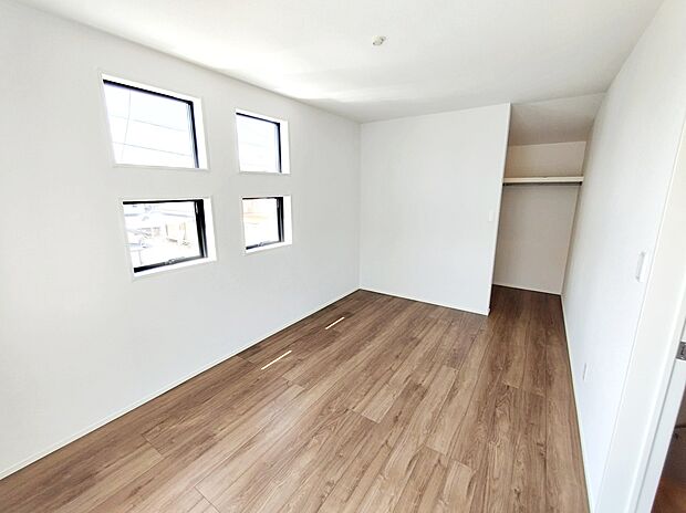 【☆Room☆】６．７５帖の洋室には、大容量のウォークインクローゼットを設置。収納も多く住みやすい邸宅です♪ご家族での生活に寄り添う設計となっております。