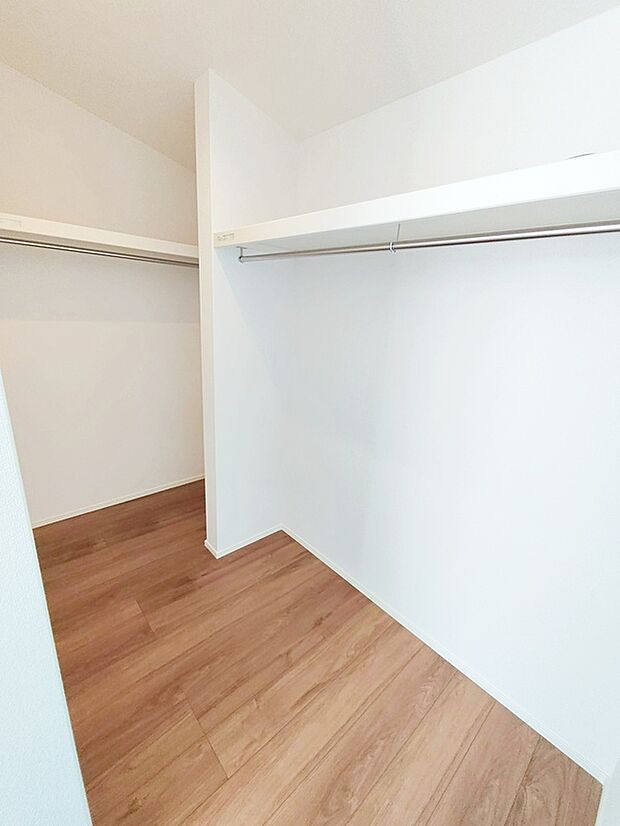 【☆Walk in Closet☆】お子様との思い出もたっぷりしまえるウォークインクローゼット。衣類だけでなく、鞄などの小物からスーツケースやレジャー用品などの大きな物までたっぷり収納出来ます。